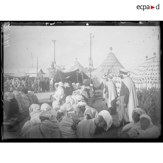 Casablanca. Maroc. Les caïds attendent l'arrivée du général Lyautey. [légende d'origine]
