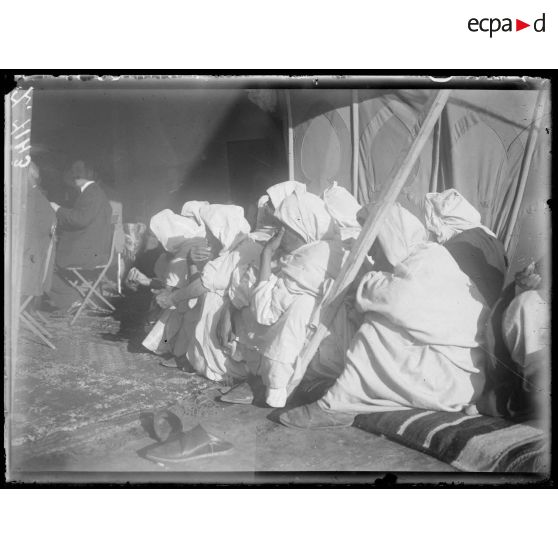 Casablanca. Maroc. Concours agricole. Les caïds attendent l'arrivée du général Lyautey. [légende d'origine]