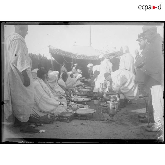 Casablanca. Maroc. Concours agricole. Le général Lyautey fait offrir le thé aux caïds. [légende d'origine]