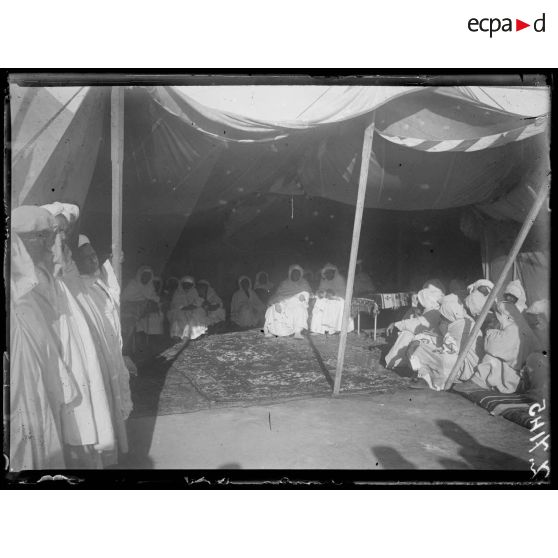 Casablanca. Maroc. Concours agricole. Les caïds attendent sous la tente l'arrivée du général Lyautey. [légende d'origine]