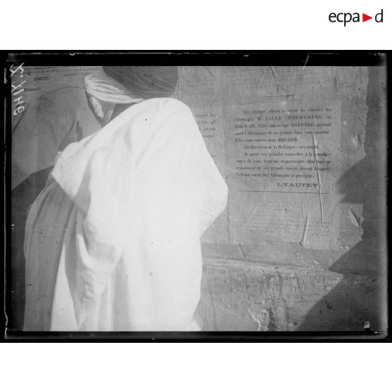 Casablanca. Maroc. Le général Lyautey fait annoncer par voie d'affiche la prise de Lille et d'Ostende. [légende d'origine]