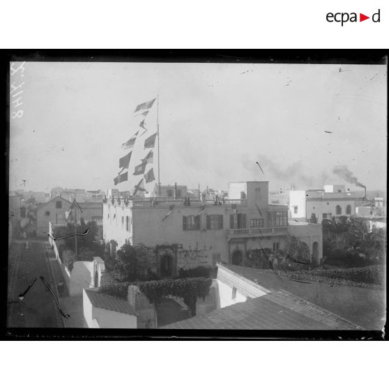 Casablanca. Maroc. La résidence pavoisée le jour de la prise de Lille et d'Ostende. [légende d'origine]