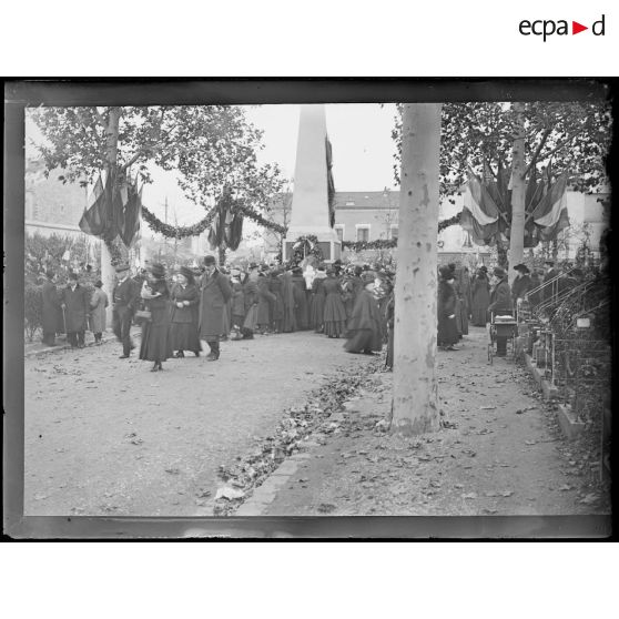 Paris. Fête des morts. La foule, le jour de la Toussaint. [légende d'origine]