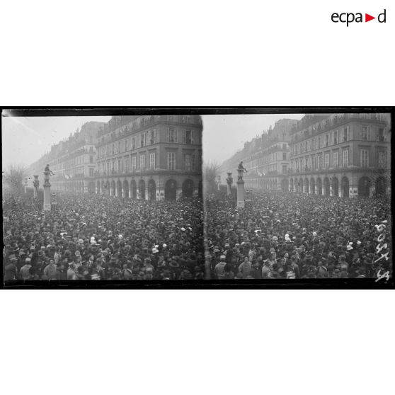 Paris. Rue de Rivoli, la foule manifeste en l'honneur de l'Alsace-Lorraine. [légende d'origine]