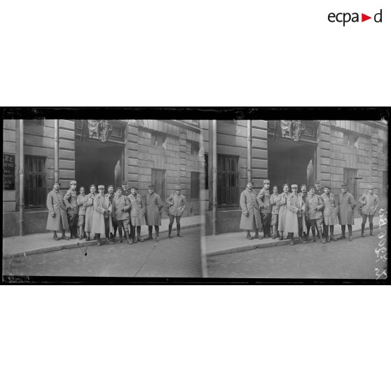 [Paris. Un groupe de soldats devant un hôtel de Saint-Germain-des-Prés.]