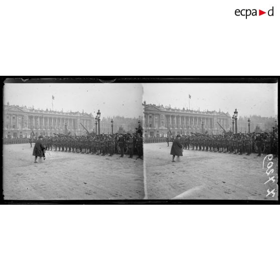 Paris. Place de la Concorde. Manifestation en l'honneur de l'Alsace-Lorraine. Un bataillon de chasseurs au port d'armes. Le drapeau. [légende d'origine]