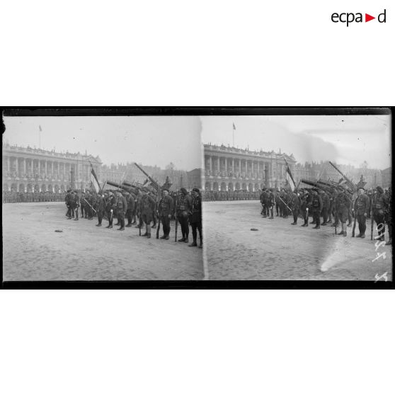 Paris. Place de la Concorde. Manifestation en l'honneur de l'Alsace-Lorraine. Un bataillon de chasseurs devant les trophées. Le drapeau. [légende d'origine]