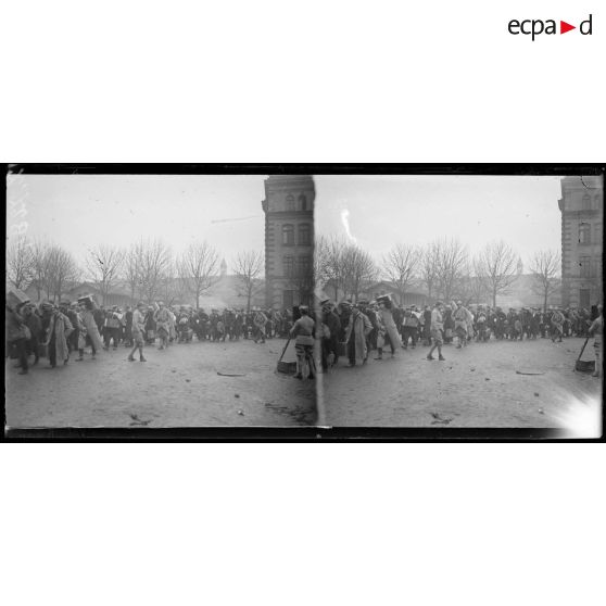 Strasbourg. La cour de la caserne Sainte Marguerite. Prisonniers militaires et civils rapatriés, soldats alsaciens regagnant leurs foyers. [légende d'origine]