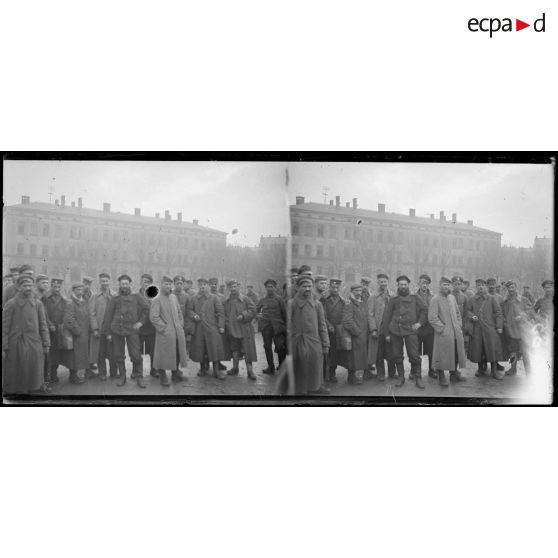 Strasbourg. La cour de la caserne Sainte Marguerite. Groupe de soldats alsaciens libérés du service militaire allemand. [légende d'origine]