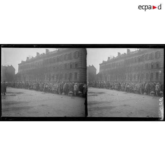 Strasbourg. La cour de la caserne Sainte Marguerite. Prisonniers civils et militaires, soldats alsaciens libérés attendant l'heure du départ. [légende d'origine]