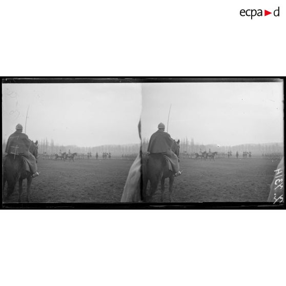 Metz. Entrée du maréchal Foch sur le terrain de manoeuvres. [légende d'origine]