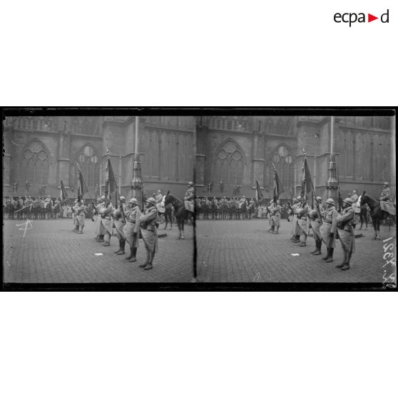 Metz. Entrée du maréchal Foch. Les troupes place de l'hôtel de ville. Les drapeaux. [légende d'origine]