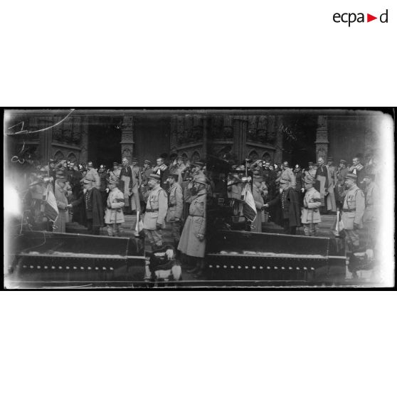 Metz. Entrée du maréchal Pétain. Devant la cathédrale, l'évêque de Metz [illisible.] [légende d'origine]