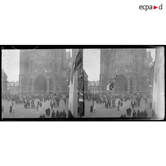 Metz. Entrée du maréchal Foch. La foule devant la cathédrale. [légende d'origine]