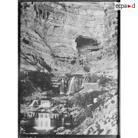 [Une cascade dans la montagne.]