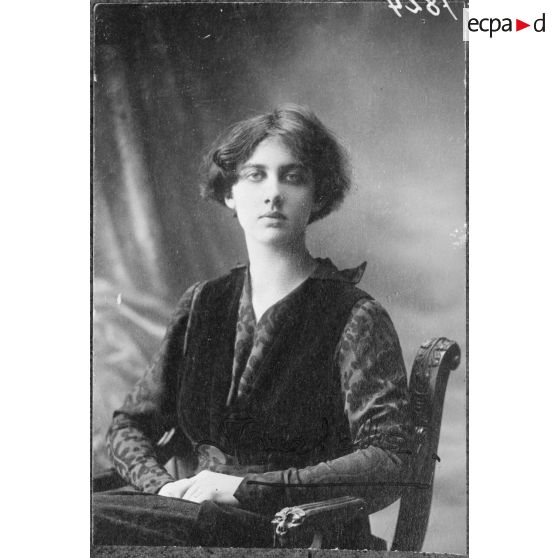 [Portrait d'une jeune femme.]