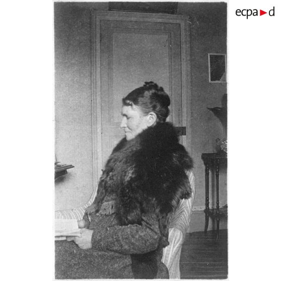 [Portrait d'une femme de profil.]