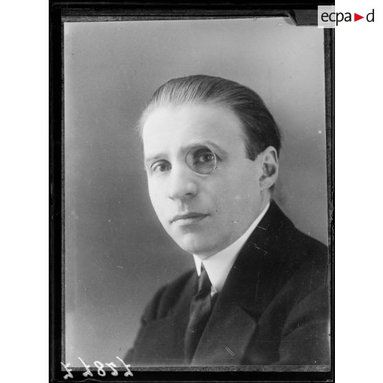 [Portrait de l'écrivain français Francis de Miomandre.]