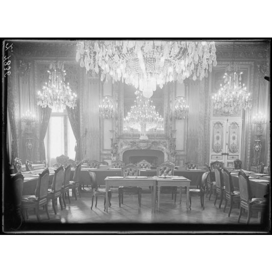 Paris, Ministère des Finances. Conférence des dommages et réparations de guerre. Le grand salon. [légende d'origine]