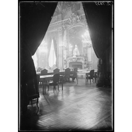 Paris, Ministère des Finances. Conférence des dommages et réparations de guerre. Le grand salon. [légende d'origine]