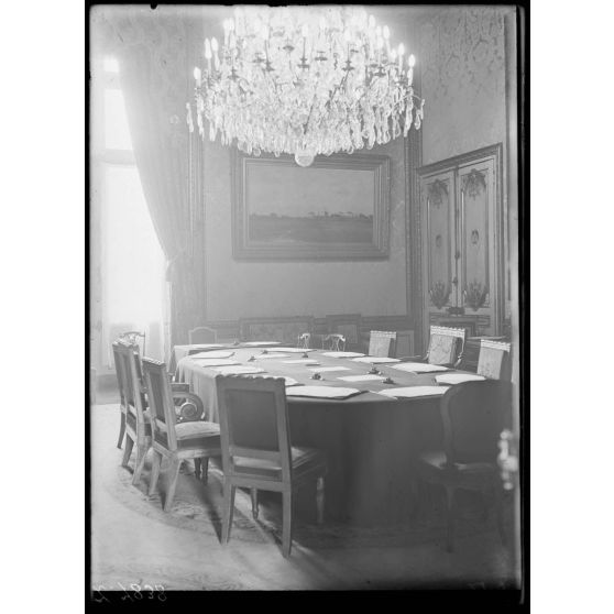 Paris, Ministère des Finances. Conférence des dommages et réparations de guerre. Petit salon des tapisseries. [légende d'origine]