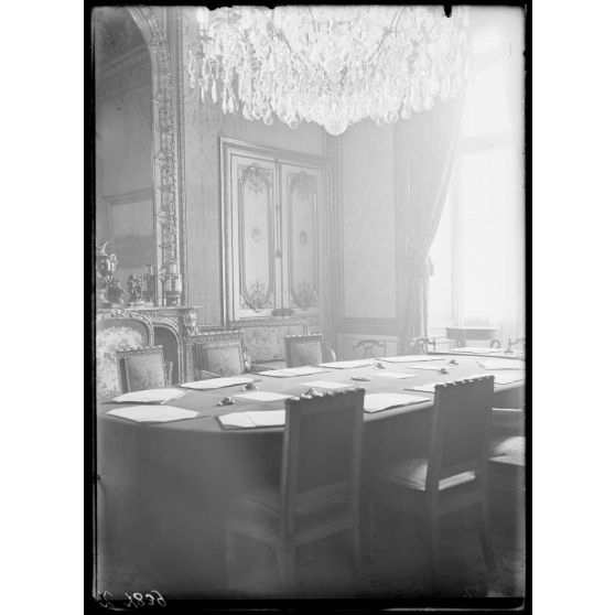 Paris, Ministère des Finances. Conférence des dommages et réparations de guerre. Petit salon des tapisseries. [légende d'origine]