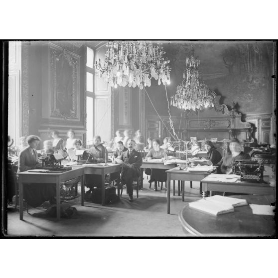 Paris, Ministère des Finances. La salle des dactylographes. [légende d'origine]