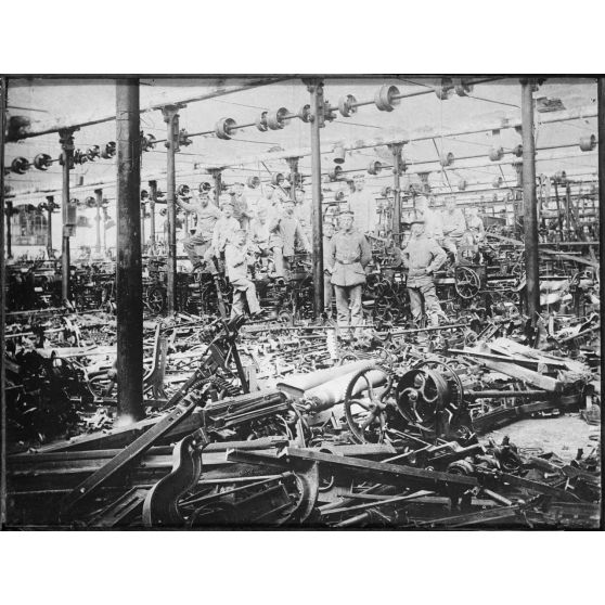 [Des hommes dans une usine.]