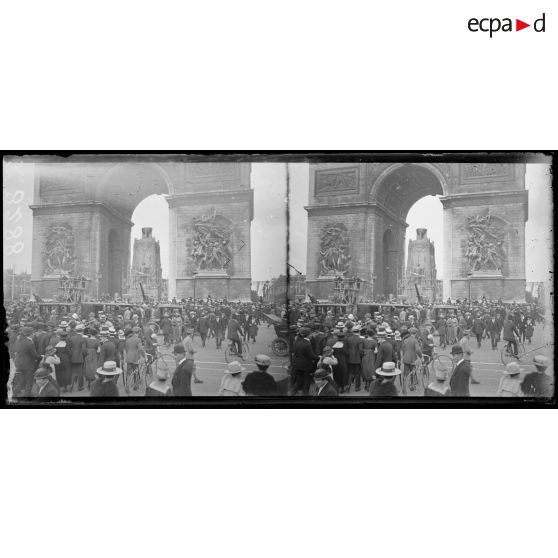 Paris. Fête de la Victoire. Le cénotaphe. [légende d'origine]