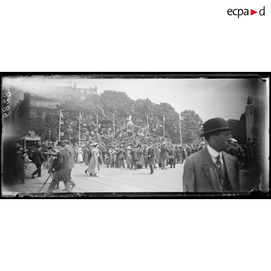Paris. Fête de la Victoire. La pyramide de canons. [légende d'origine]
