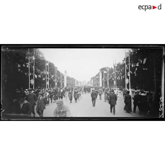 Paris. Fête de la Victoire. Les Champs-Elysées. [légende d'origine]