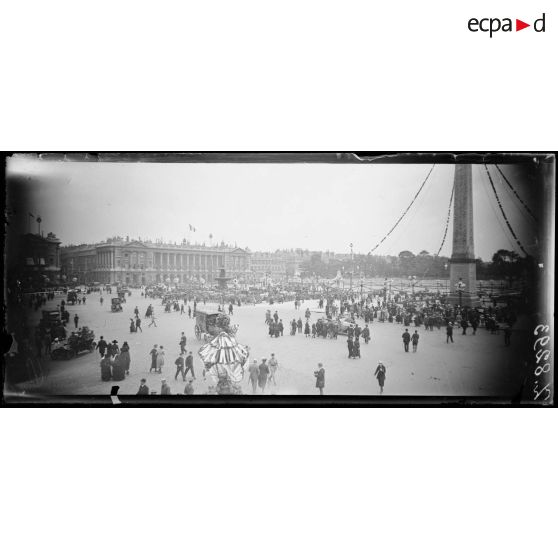 Paris. Fête de la Victoire. La place de la Concorde. [légende d'origine]