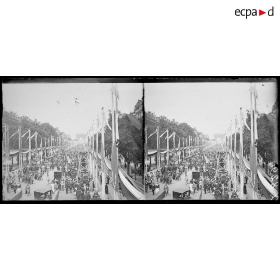 Paris. Fête de la Victoire. Les Champs-Elysées. [légende d'origine]