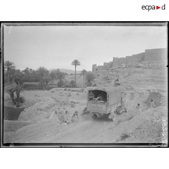 Maroc oriental. Tazzouguert. Passage d'un convoi automobile. [légende d'origine]