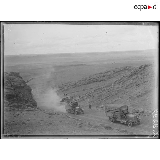 Maroc oriental. Bou Denib et Talsinnt. Un convoi. [légende d'origine]