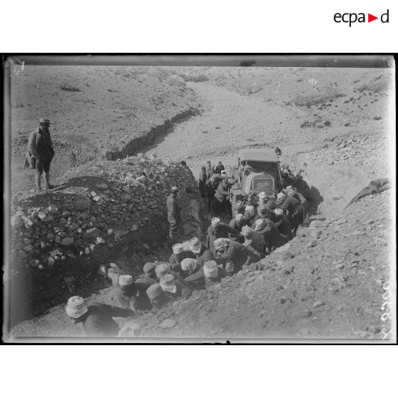 Maroc oriental. Passage d'un convoi auto entre Tazzouguert et Beni Tadjite. [légende d'origine]