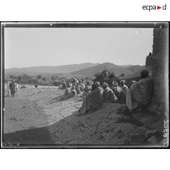 Maroc oriental. Environs de Talsinnt. Un groupe de marocains. [légende d'origine]