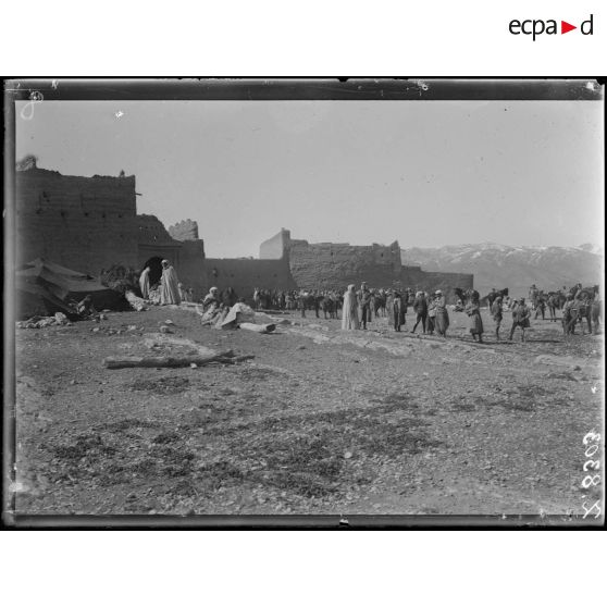 Maroc oriental. Environs de Talsinnt. Un groupe de marocains. [légende d'origine]