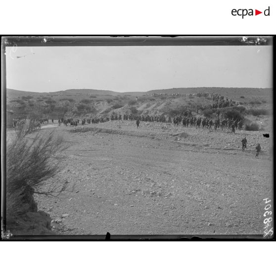 Maroc oriental. Passage d'une colonne. [légende d'origine]