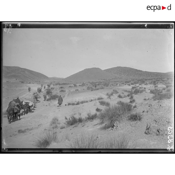 Maroc oriental. Passage d'une colonne. [légende d'origine]