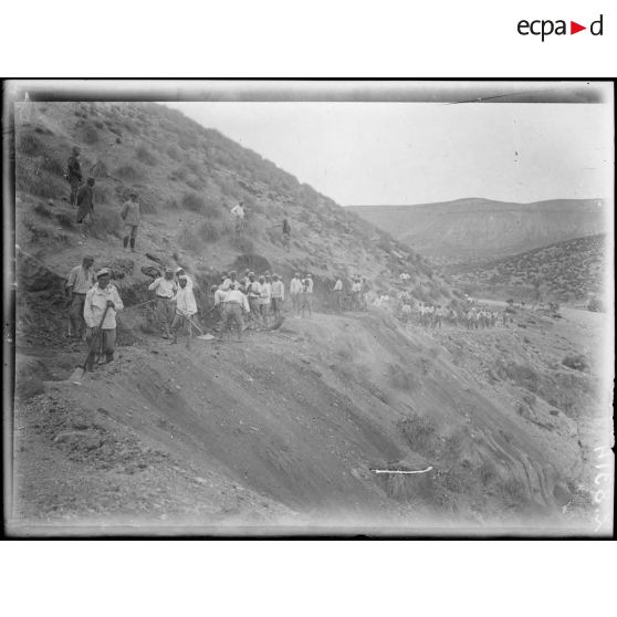 Maroc. Méridja. Tracé d'une piste. [légende d'origine]
