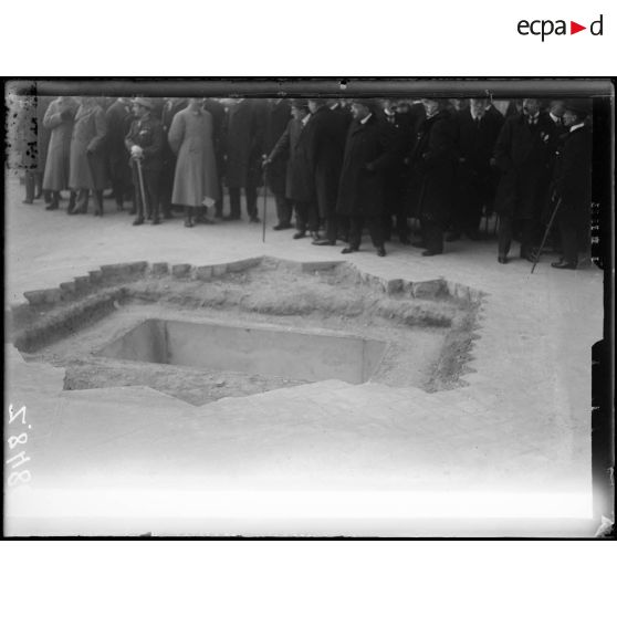 [Paris. Le caveau du soldat inconnu.]