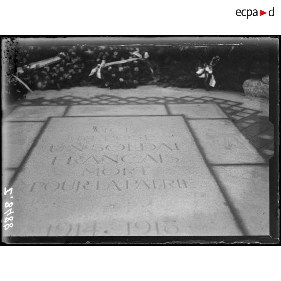 [Paris. La dalle de la tombe du soldat inconnu.]