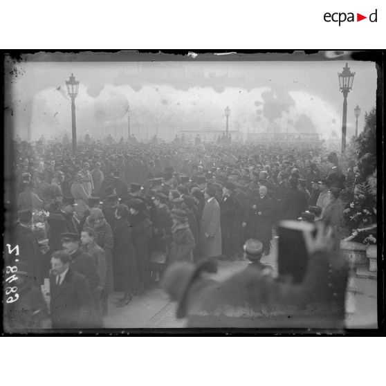 [Paris. La foule lors de l'inhumation du soldat inconnu.]