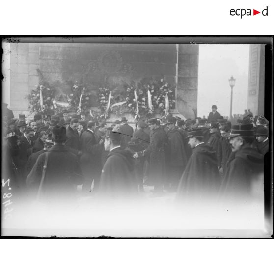 [Paris. Inhumation du soldat inconnu sous l'arc de Triomphe.]