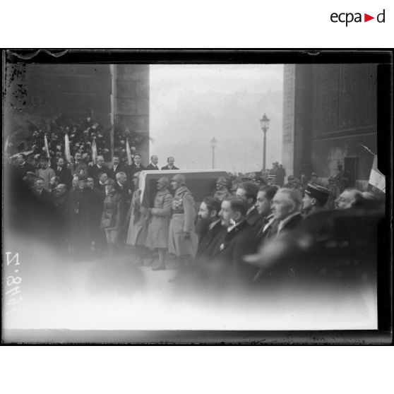 [Paris. Inhumation du soldat inconnu sous l'arc de Triomphe.]