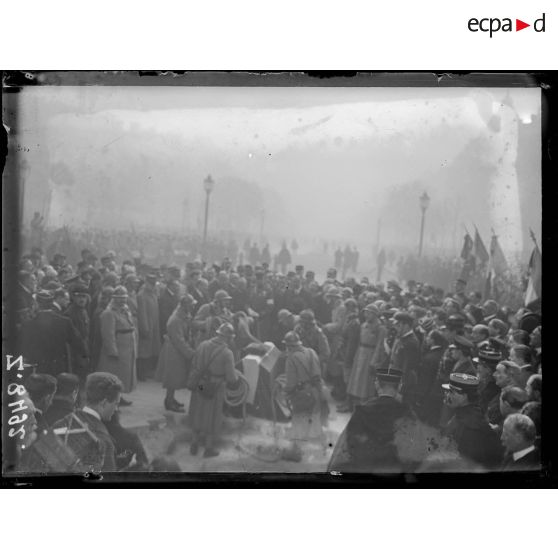 [Paris. Inhumation du soldat inconnu.]