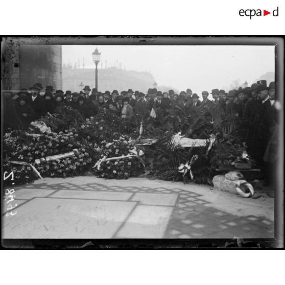 [Paris. Inhumation du soldat inconnu.]