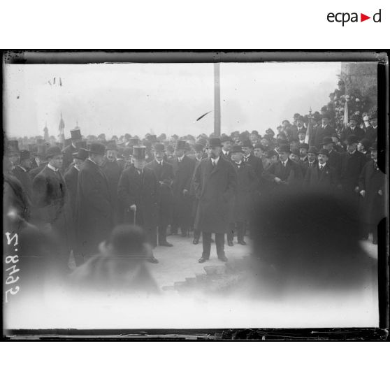 [Paris. Inhumation du soldat inconnu.]