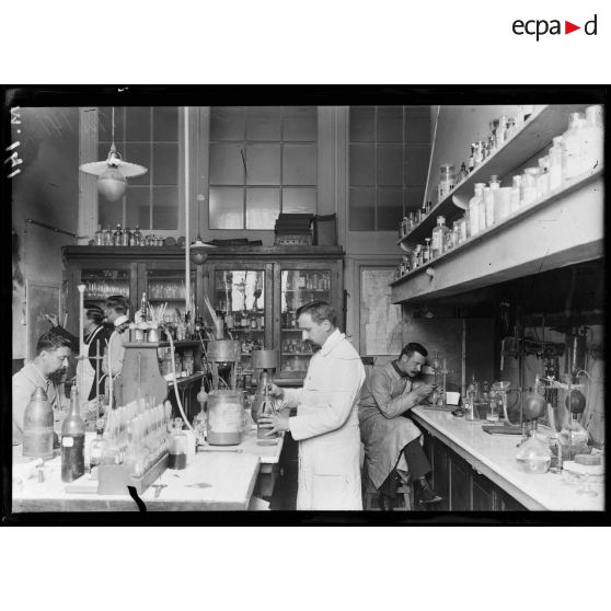 Laboratoire municipal de la ville de Paris converti en laboratoire des explosifs. [légende d'origine]